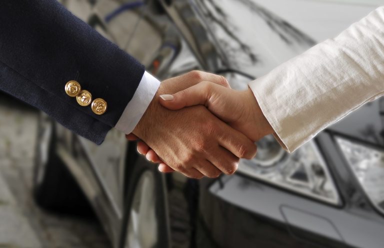 Handschlag beim Autoverkauf – fairer An- und Verkauf bei MOTO44 in Isernhagen