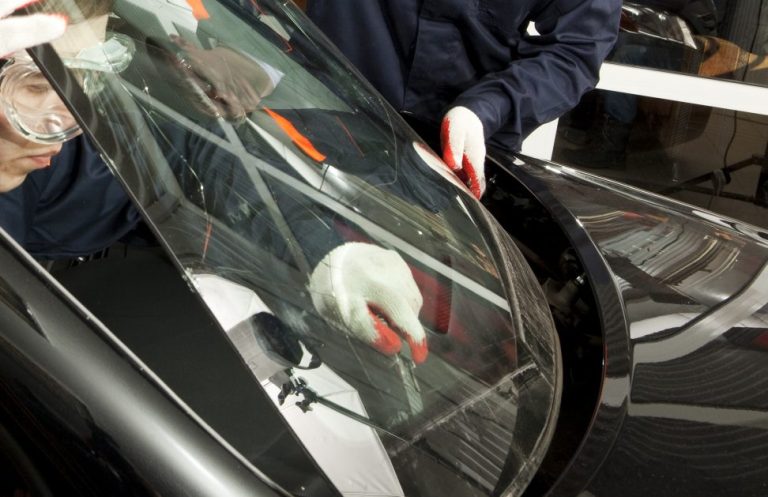 Scheibenwechsel bei Steinschlag – professioneller Glasservice bei MOTO44