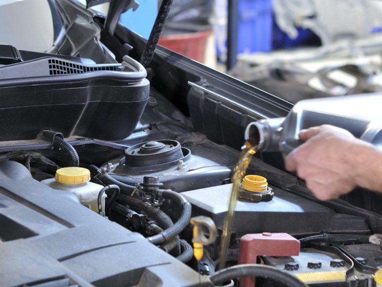 Frisches Motoröl wird eingefüllt – Ölservice bei MOTO44 in Isernhagen